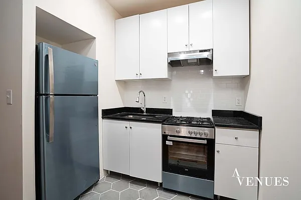 Rented by Avenues Real Estate | media 17