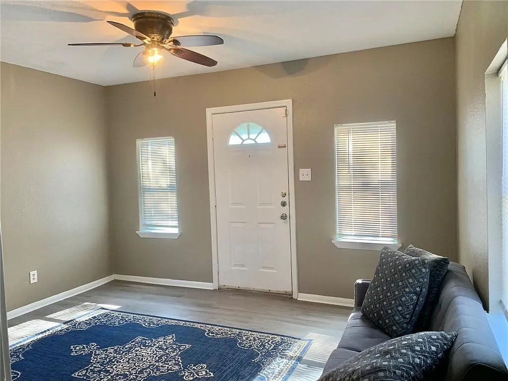 2 bed, 1.0 bath, 798 sqft, $975 — Photo 4