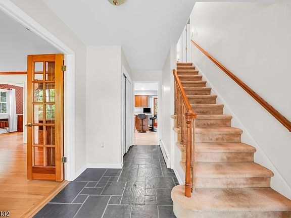 2nd image of 10 Diann Dr