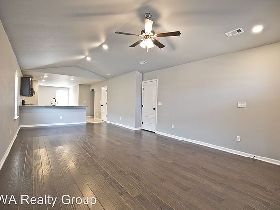 3rd image of 1004 E Sumac Ct