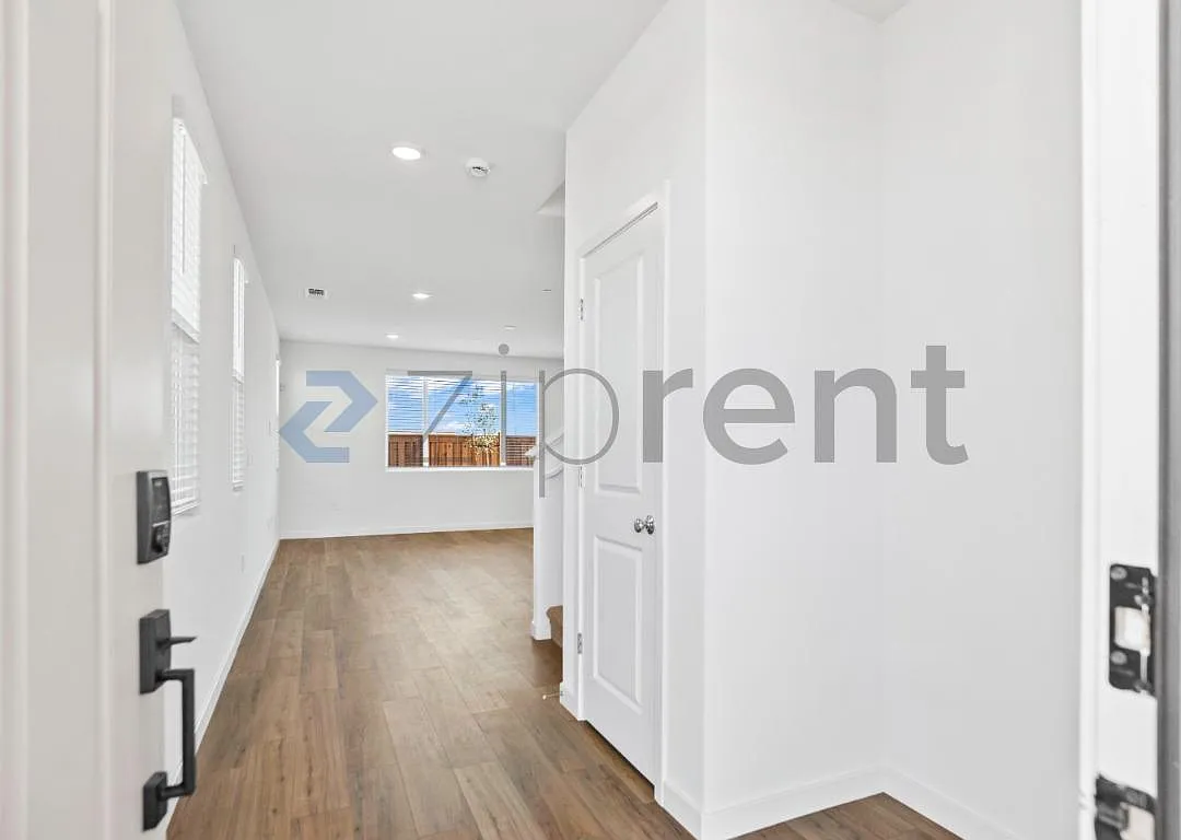 4 bed, 2750 sqft, $3,625 — Photo 4