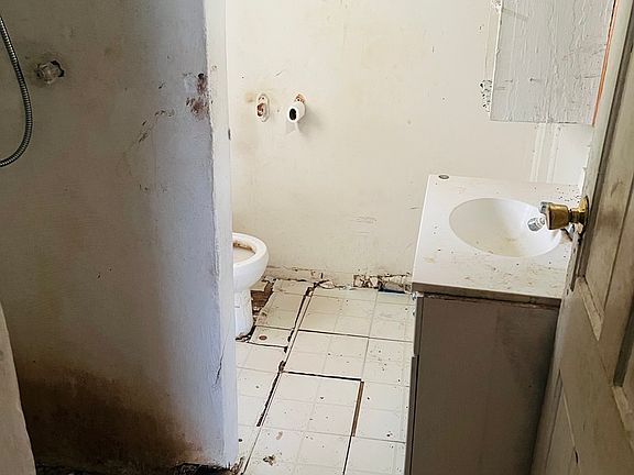 5th image of 323 N Camp