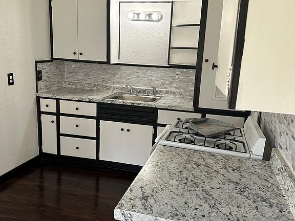 5th image of 910 SW 7th St #1/2