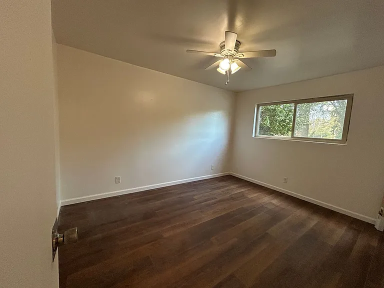 890 E 9th St — Photo 16