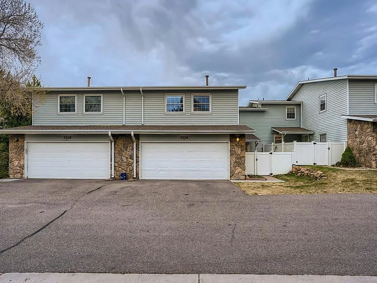 2528 S Vaughn Way #D — Photo 1