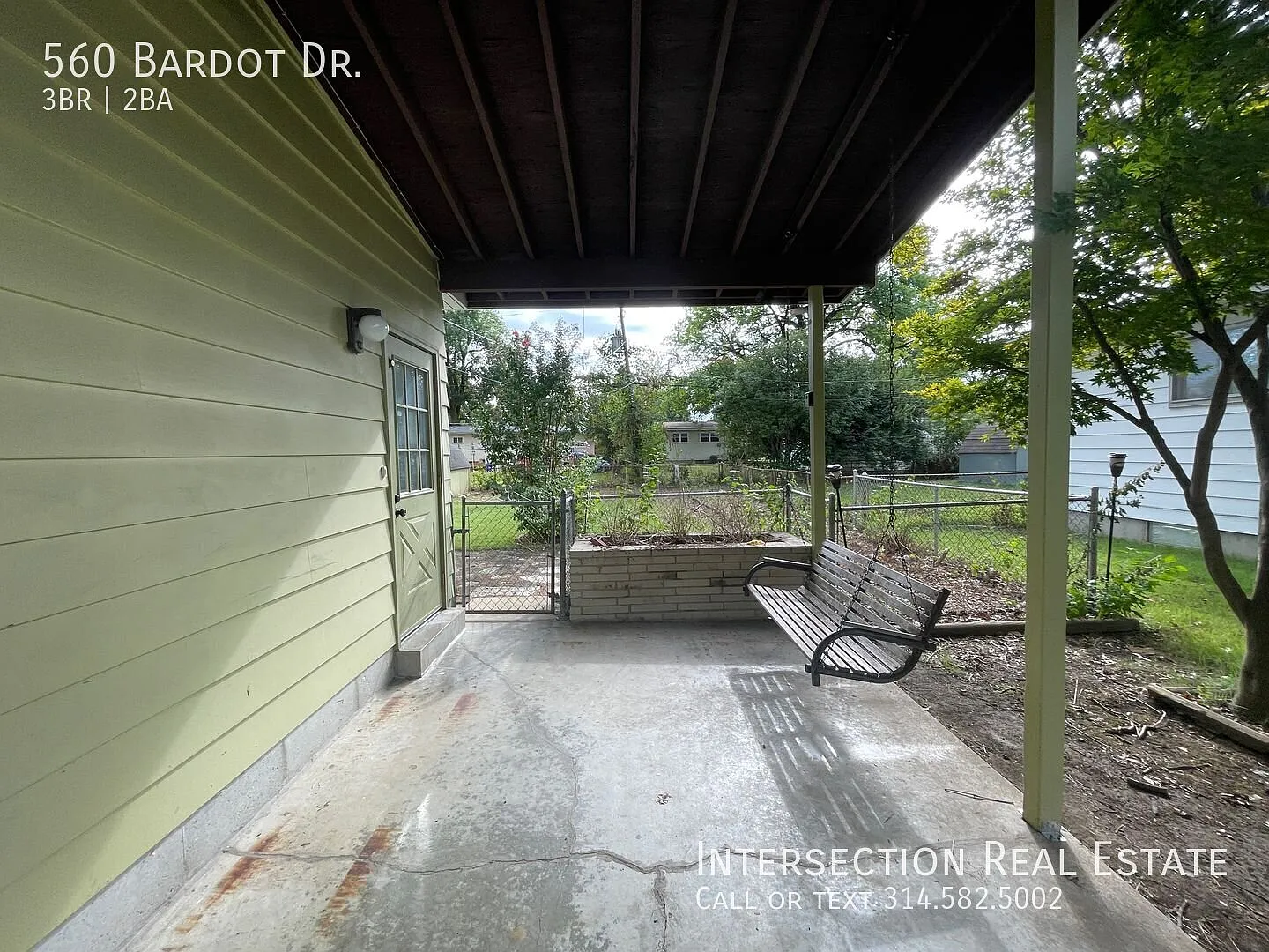 Beautifully Renovated 3Bed/2Bath with Fenced Yard and Covered Parking in Florissant, MO — Photo 4