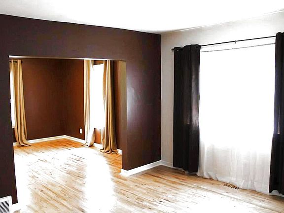 This dining area is located between kitchen and living area.