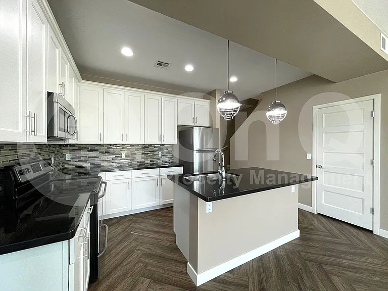 1264 E Curry Rd — Photo 5