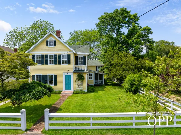 27 Bell St, Bellport Village, NY 11713