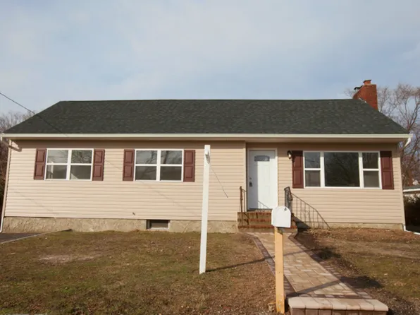 32 Washington Ave, Deer Park, NY 11729