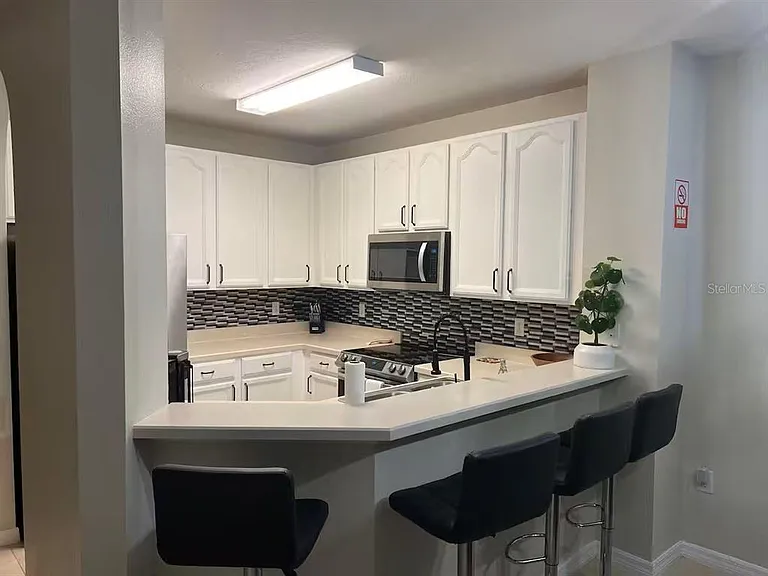 326 Chelsea Dr — Photo 2