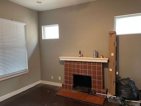 3rd image of 933 W Magnolia Ave