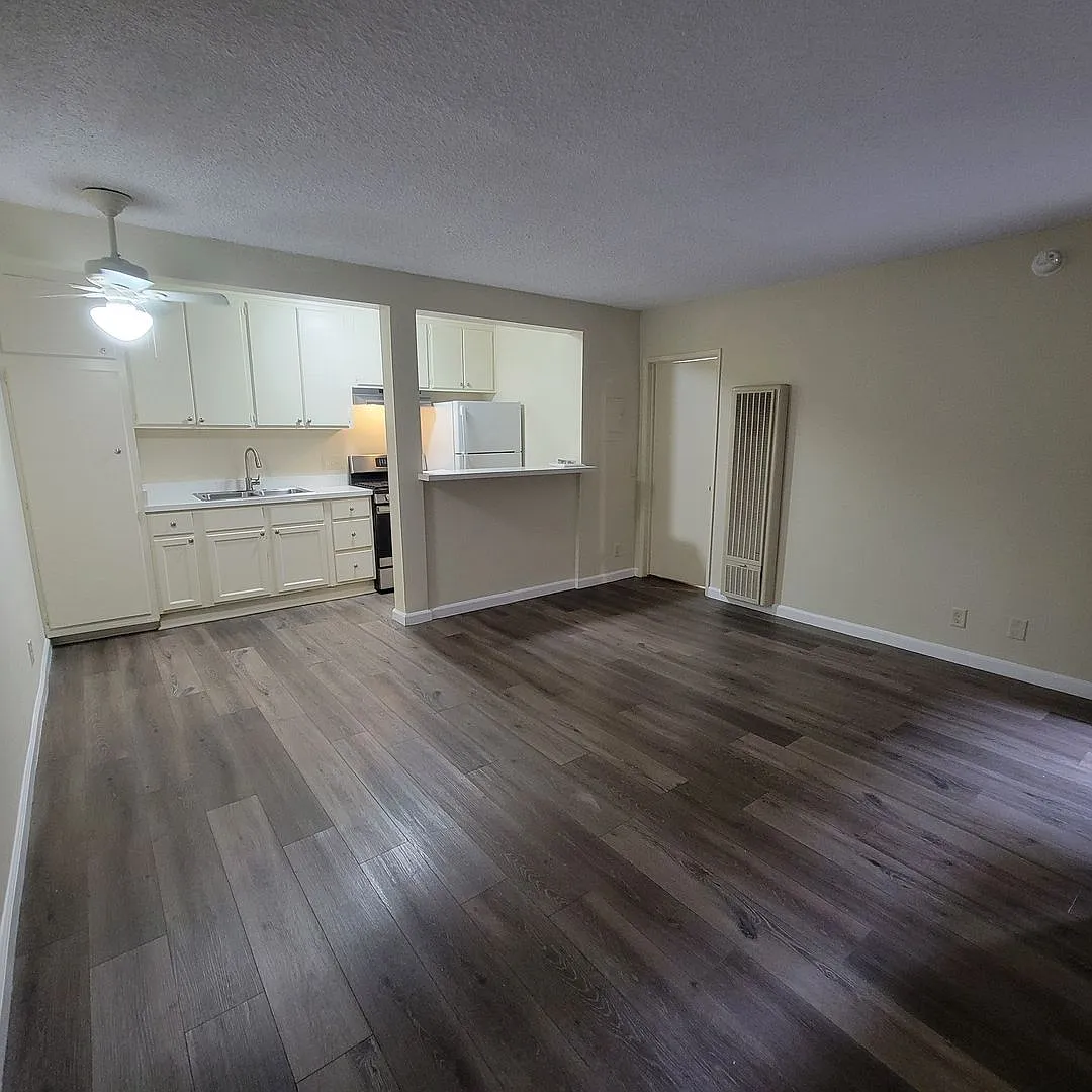 37 unit building close to CSUN! — Photo 4