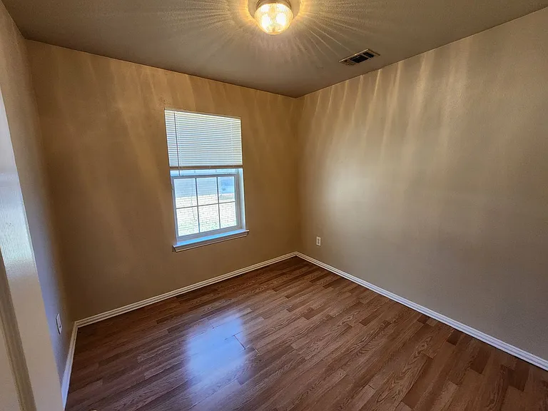 939 Baker St — Photo 12