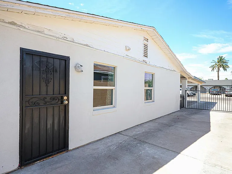 2217 E Harvard St — Photo 27