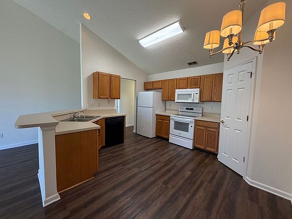 3rd image of 4 Serenity Pl #B