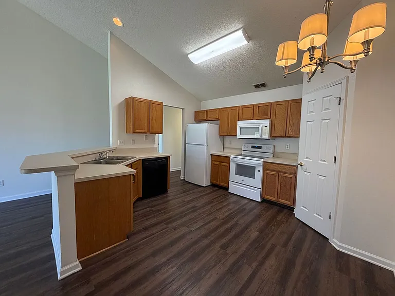 4 Serenity Pl #B — Photo 3