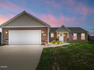 1706 Applejack Dr, Wapakoneta, OH 45895