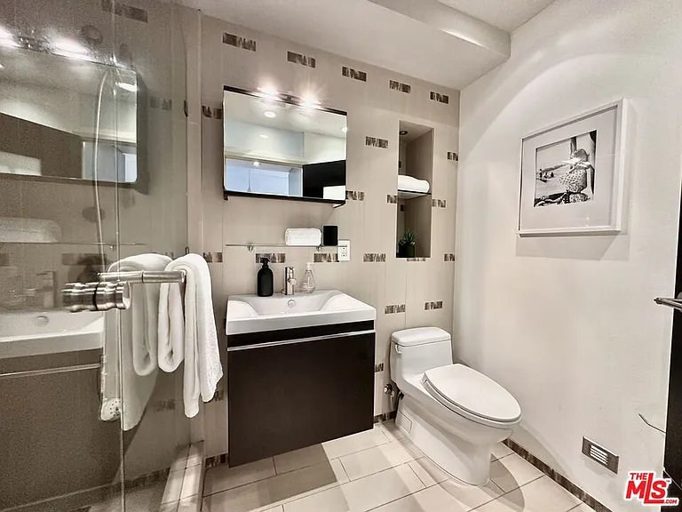 999 N Doheny Dr #1207 — Photo 8