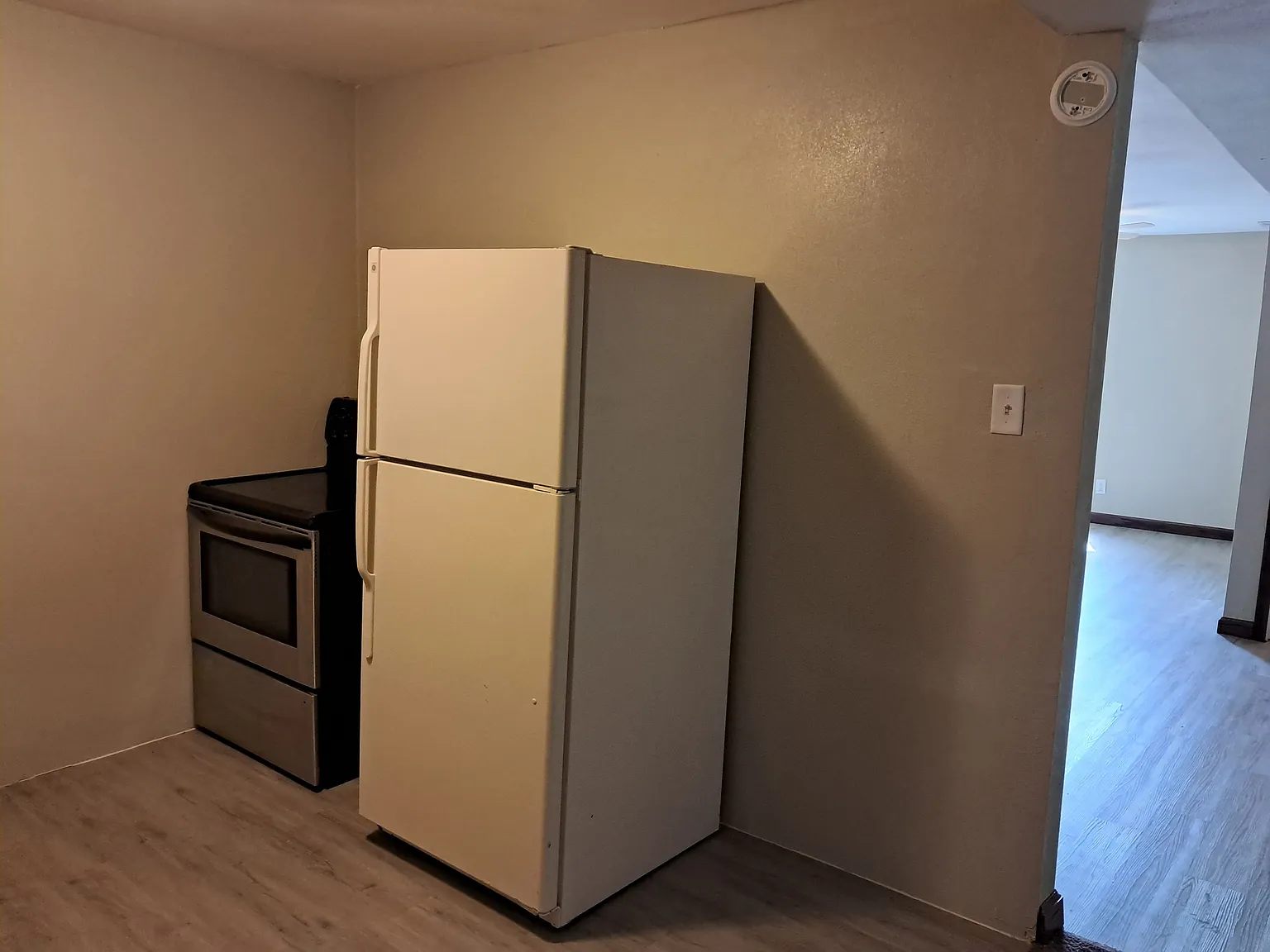 3 bed, 1.0 bath, $900 — Photo 2