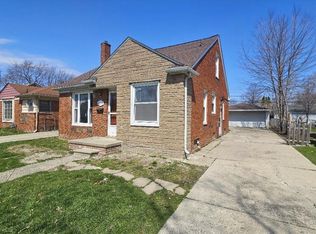 21345 Newcastle Rd, Harper Woods, MI 48225