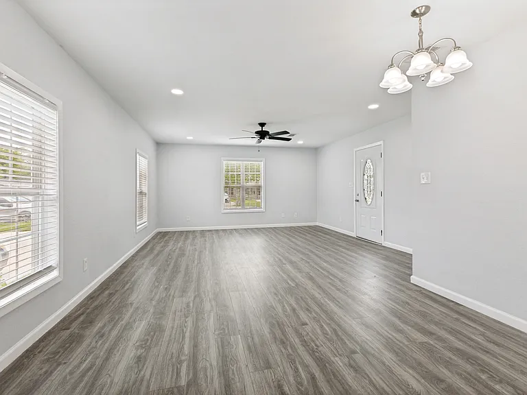 1110 N Ross Ave — Photo 5