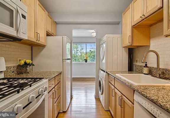 4th image of 1521 Colonial Dr APT 303
