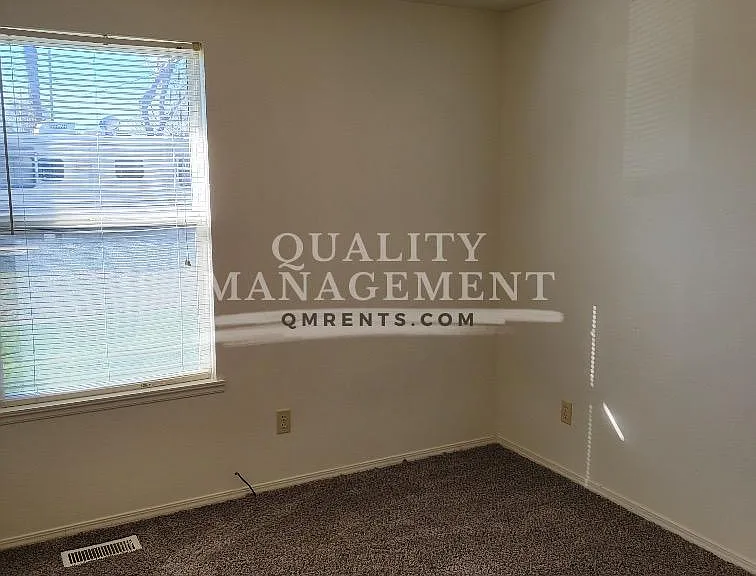 624 W Dewey Ave — Photo 14