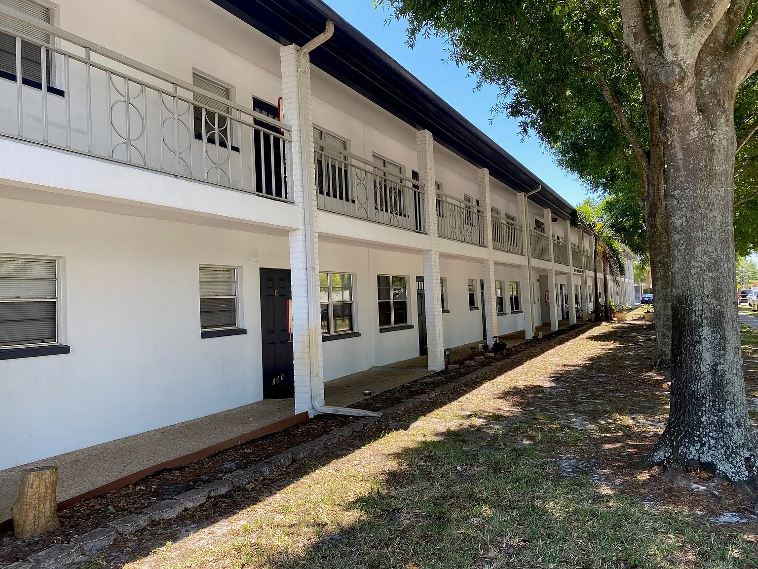 Devon Manor Apartments — Photo 2