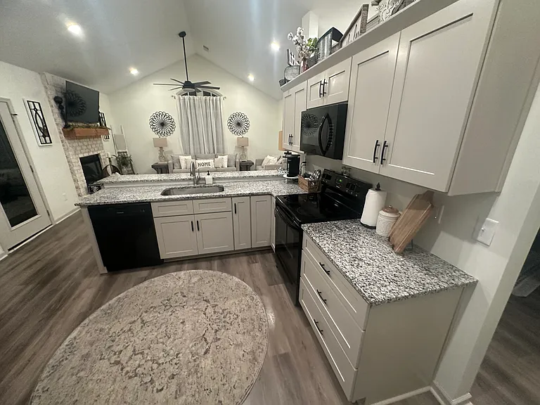 207 Walton St — Photo 6