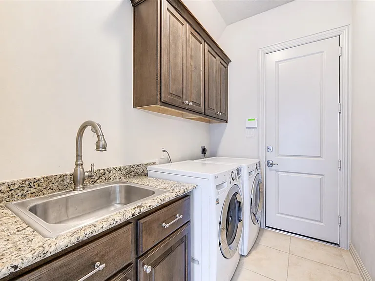 2422 Camden Creek Ln — Photo 10