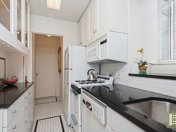 4th image of 17 W 54th St APT 8A