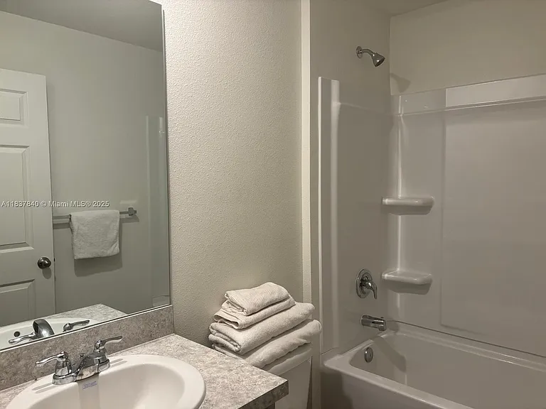 1073 SW Eureka Ave — Photo 20