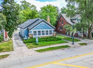 421 N Hough St, Barrington, IL 60010