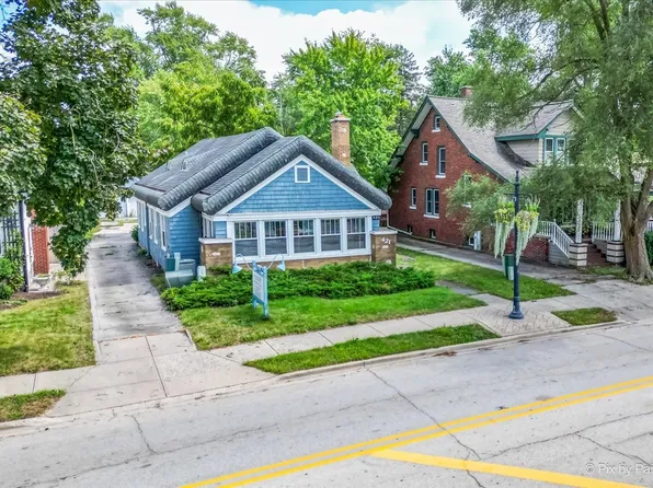 421 N Hough St, Barrington, IL 60010