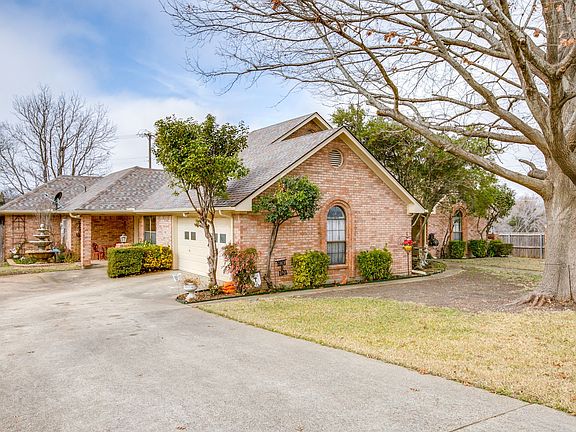 2nd image of 715 Meadowbrooke Cir