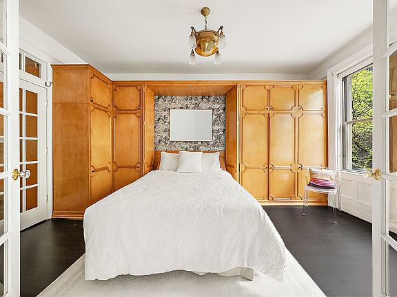 3rd image of 504 W 111th St APT 35