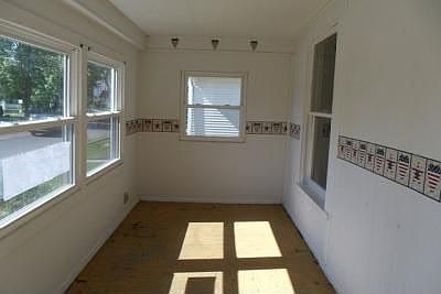 3rd image of 658 Davids St