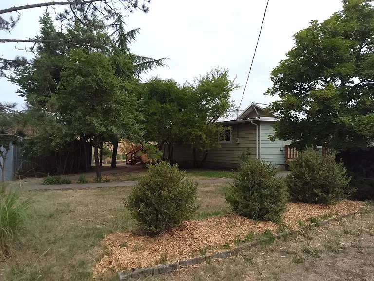4500 NW McLoughlin Dr — Photo 16