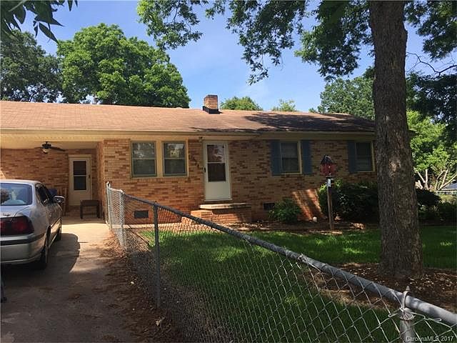 1st image of 2424 Lynn Dr