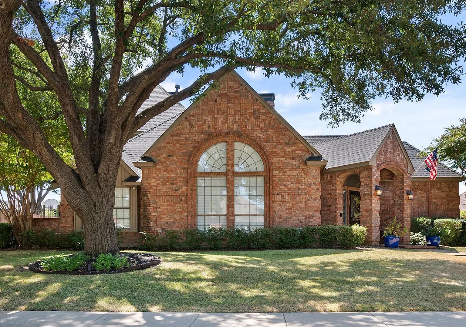 Gorgeous Grand Prairie Pool Home — Photo 3