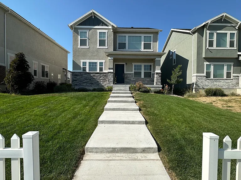 2215 W Bluebird Dr — Photo 2