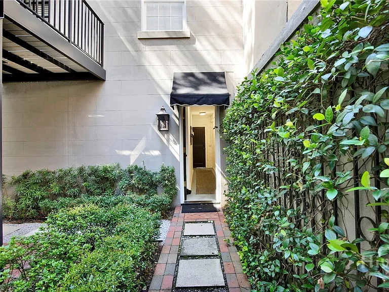 224 E Jones Ln #GARDEN — Photo 2