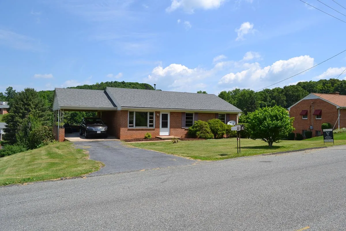 3 bed, 1.5 bath, 1600 sqft, $1,725 — Photo 2