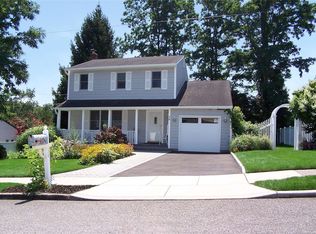 34 Carston St, Selden, NY 11784