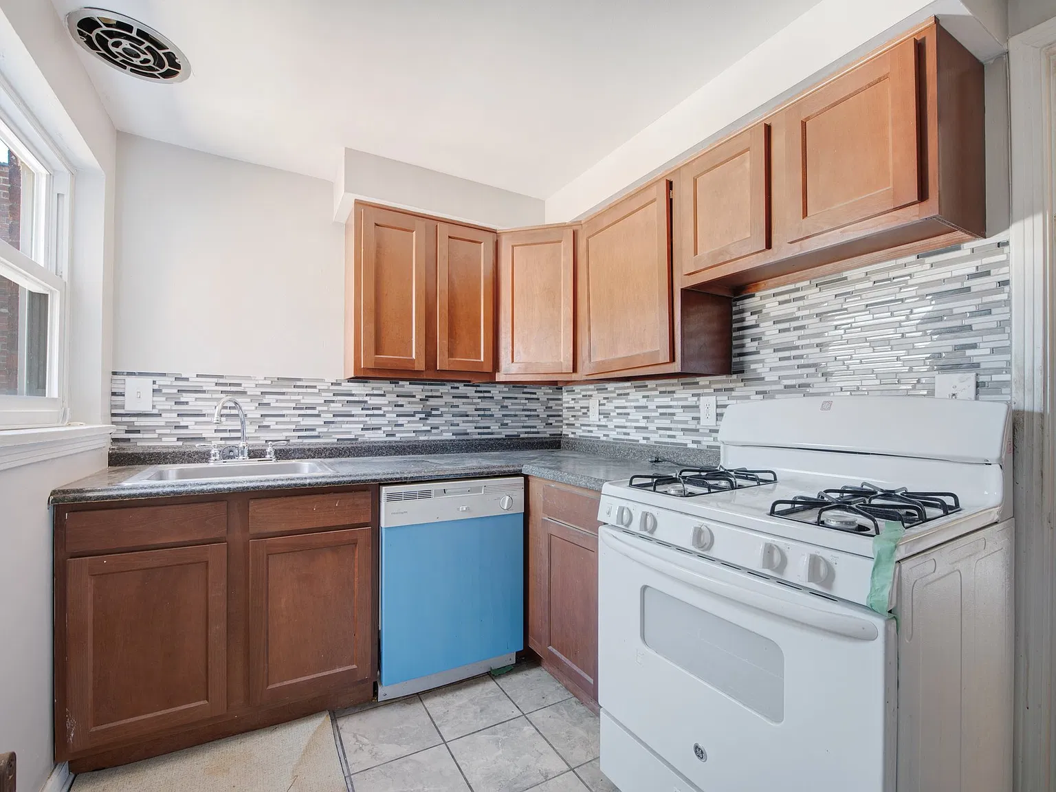 1437 Lincoln Way - D — Photo 3