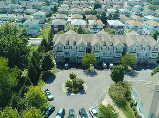 180 Blue Heron Dr, Secaucus, NJ 07094
