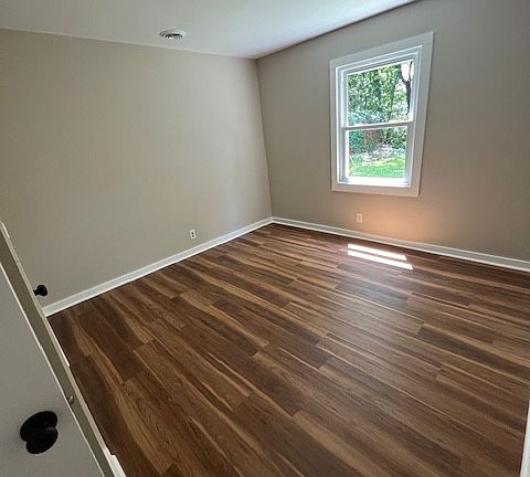 4th image of 920 Ewing Blvd #B