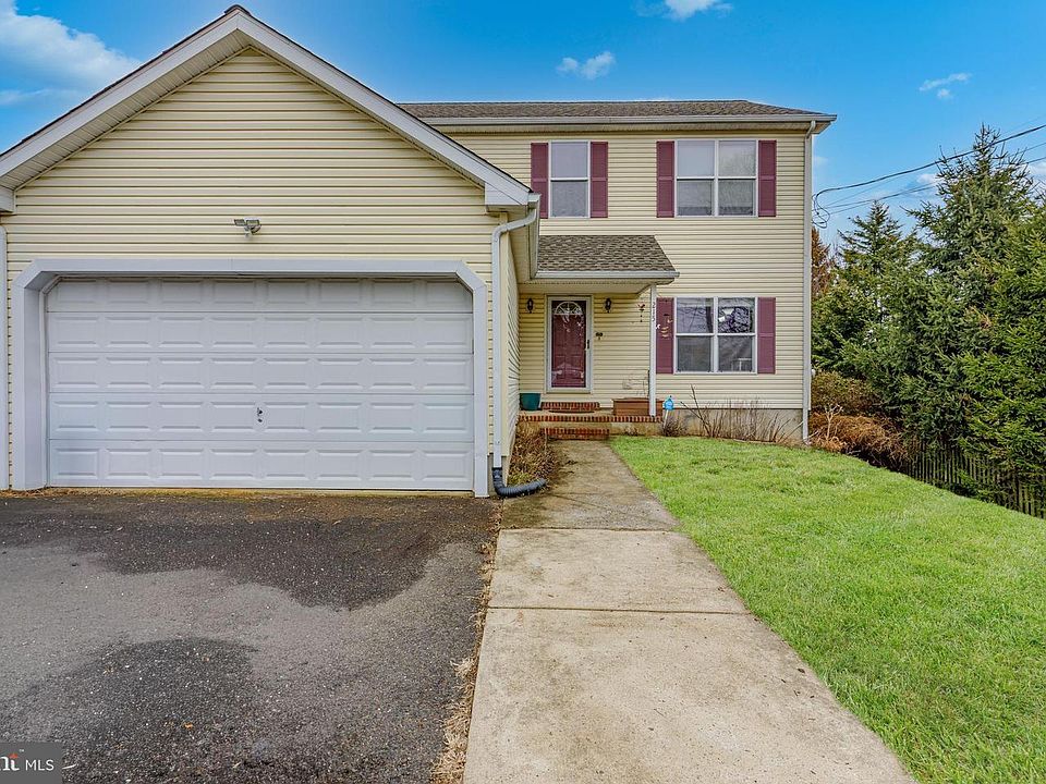 1st image of 215 Birch St