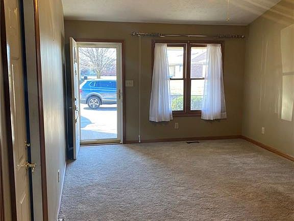 2nd image of 97 Autumn Ridge Dr #Penthouse 1-u7